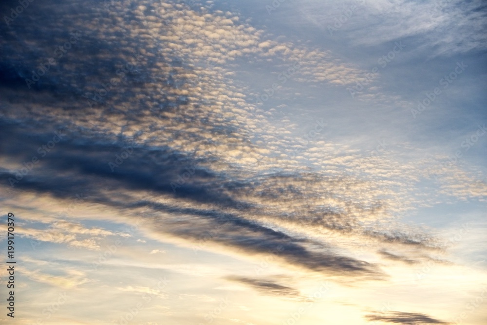 Obraz premium Clouds in the winter sky at sunset.