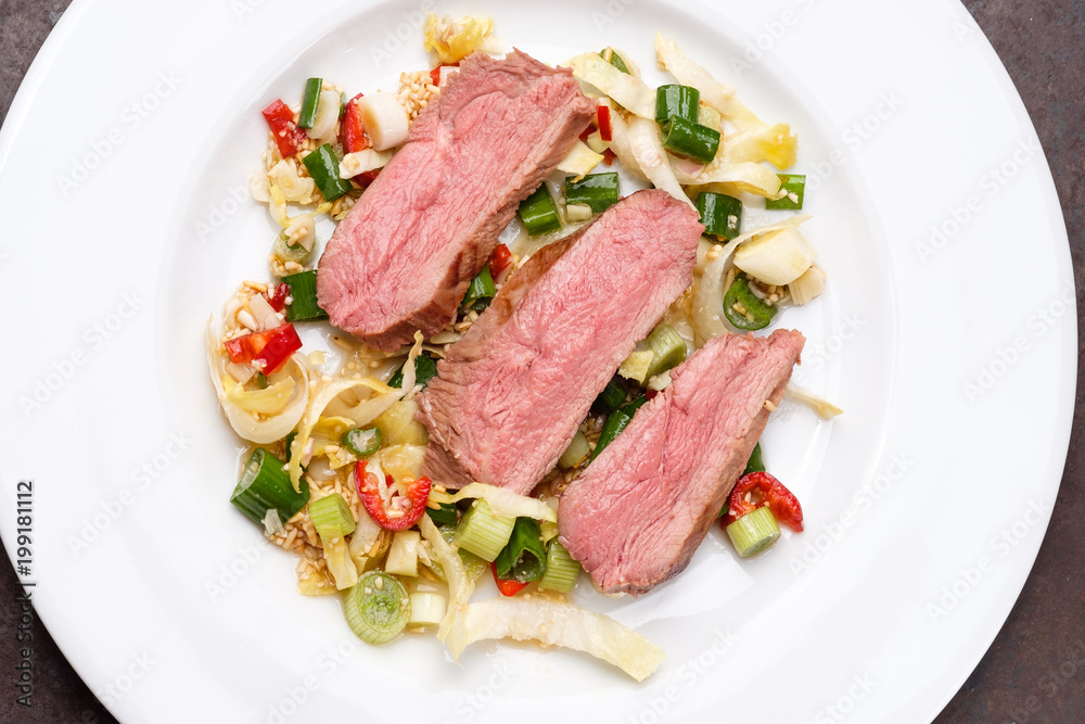 Entenbrust sous vide und gebraten auf Reis, Chili und Frühlingszwiebeln Entenbrust sous vide und gebraten auf Reis, Chili und Frühlingszwiebeln