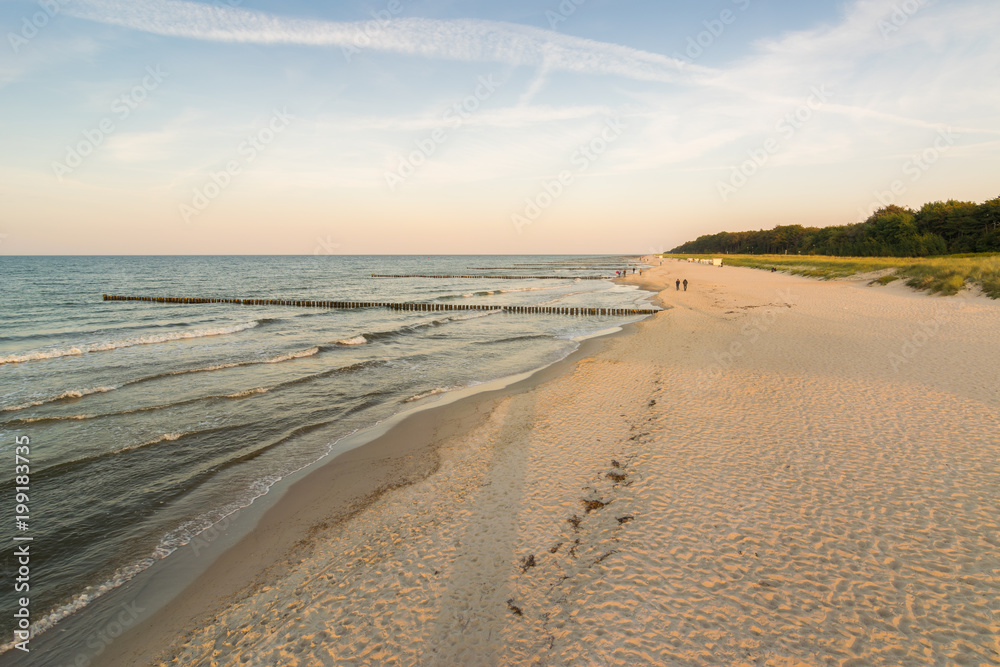 Obraz premium Sonnenuntergang über dem Ostsee Strand in Zingst auf Darss