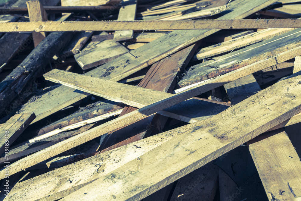 Altes Holz, Reste einer Renovierung, bereit für die Wiederverwertung, das Recycling.