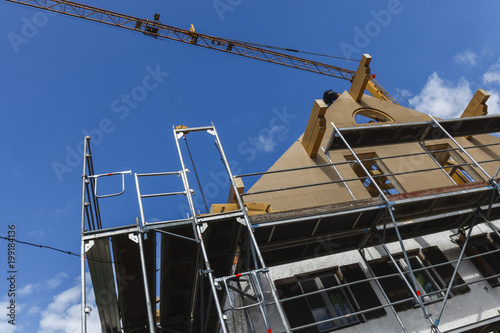 Ein neues Dach entsteht - auf der Baustelle
