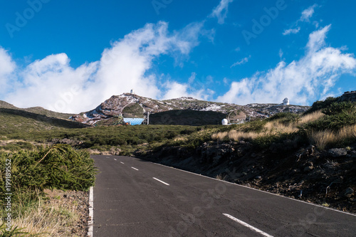 Landstra  e mit Observatorium und Hohlspiegel im Hintergrund auf La Palma - Roque-de-los-Muchachos