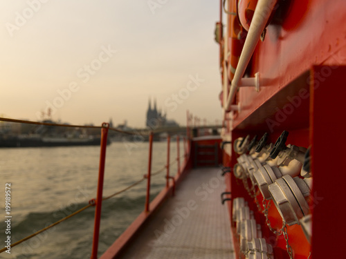 Feuerlöschboot auf dem Rhein mit dem Kölner Dom im Hintergrund
