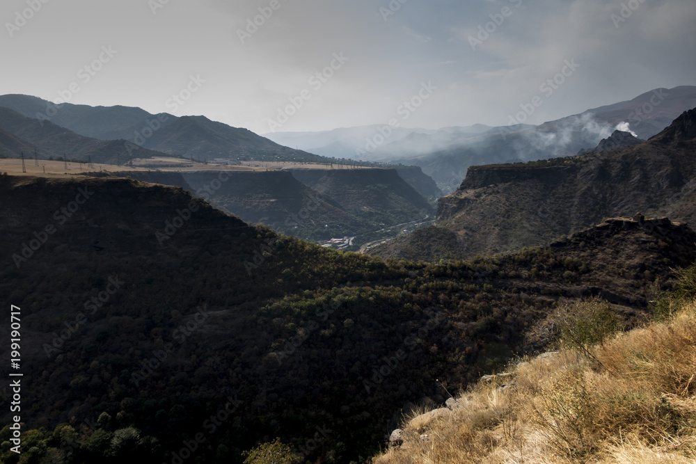 Obraz premium The view of ruined fortress on top of the mountain