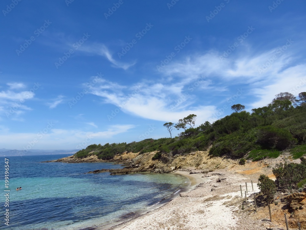 Petite plage déserte sur l'île paradisiaque de Porquerolles (France)