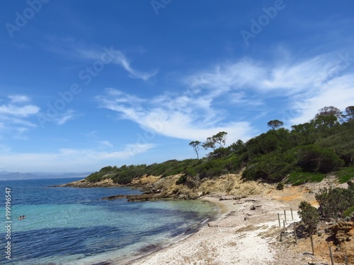 Petite plage déserte sur l'île paradisiaque de Porquerolles (France)