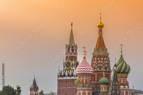купола московского кремля василия блаженного с видом из парка Зарядье на фоне заката 