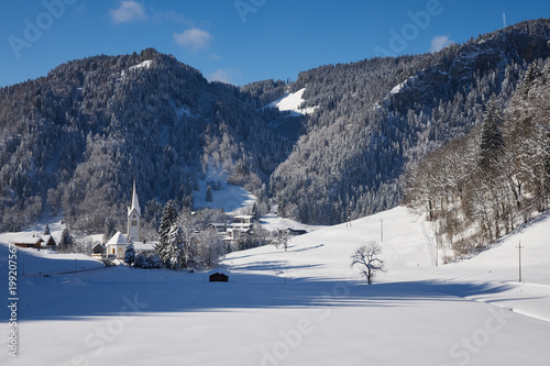 Blick auf den tief verschneiten Tiefenbacher Ortsteil Wasach
