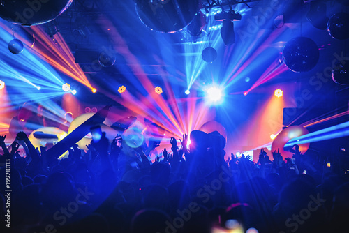 Fotografiet dj night club party rave with crowd in music festive