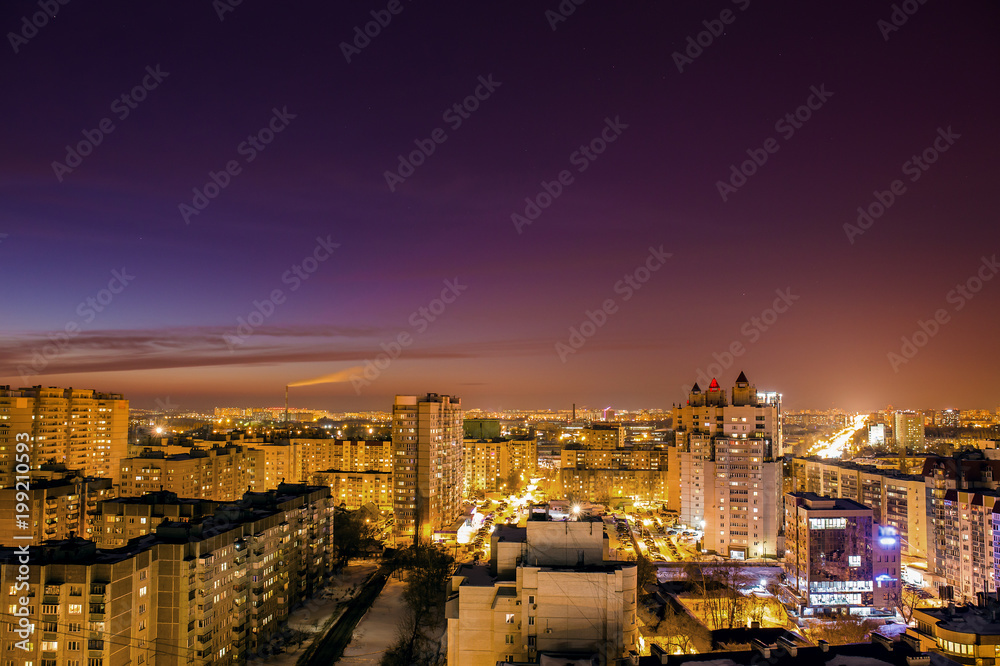 Naklejka premium Widok z lotu ptaka na wieczór pejzaż, panorama centrum miasta Woroneż, wieżowce, budynki mieszkalne, miejskie po świcie