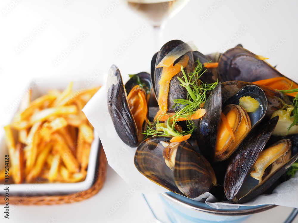 moules marinières au vin blanc et frites Stock Photo | Adobe Stock