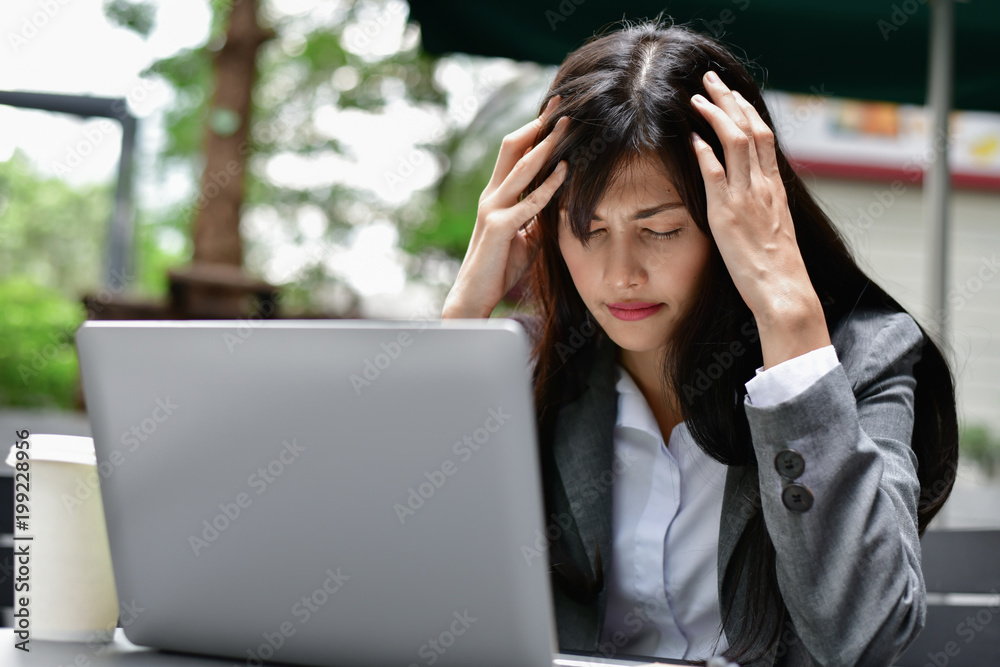 Business Concept. Young businessmen are feeling bad. Young businesswoman is sick. Asian business girl is stressed about her work. Businesswomen are unhappy at work. Business Concept. Young businessmen are feeling bad. Young businesswoman is sick. Asian business girl is stressed about her work. Businesswomen are unhappy at work.