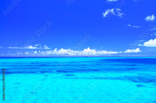 真夏の宮古島・下地空港沿いに広がる綺麗な海   © 7maru