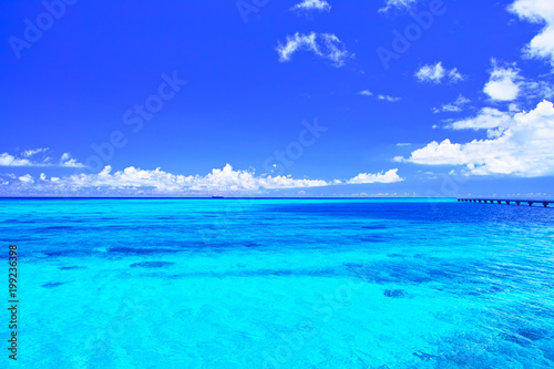 真夏の宮古島・下地空港の誘導灯のある海