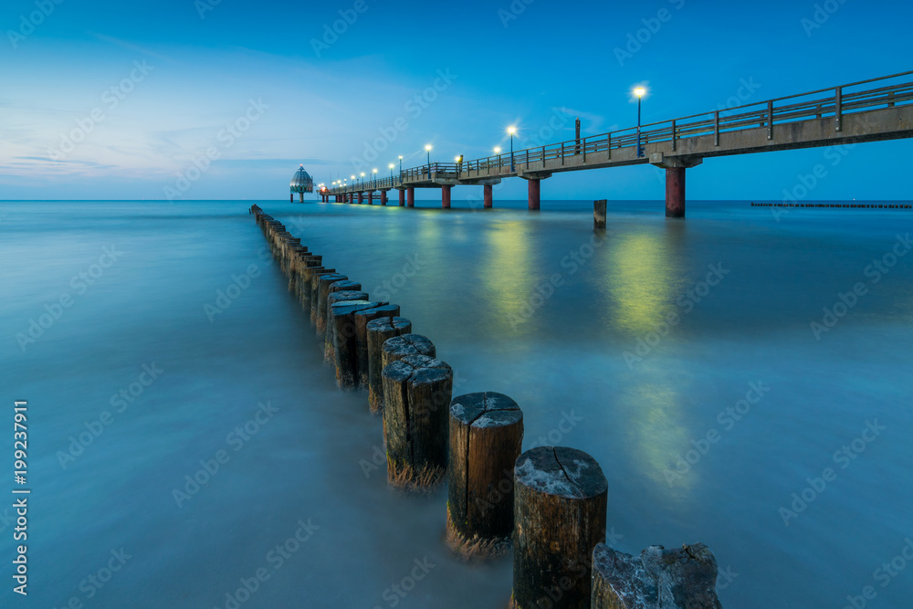 Blaue Stunde an der Ostsee Küste in Zingst auf Darss mit Seebrücke Blaue Stunde an der Ostsee Küste in Zingst auf Darss mit Seebrücke