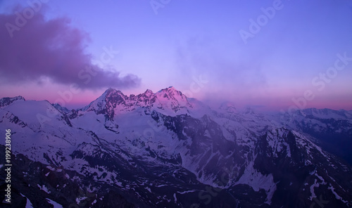 Gran Paradiso szczyt (4061 m) we Włoszech w Alpach, scena zachód słońca