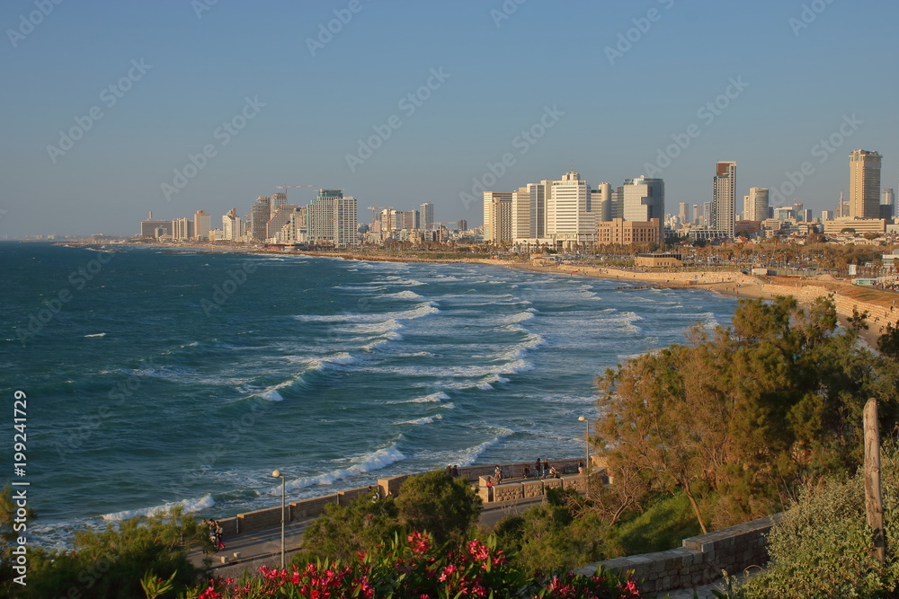 Panoramiczny widok na nowoczesny tel-Awiw, Izrael, Morze Śródziemne z falami, plaża, w tle drapacze chmur miasta, słonecznie