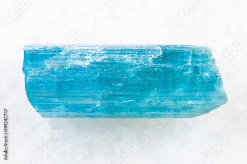 Obraz na płótnie crystal of aquamarine (blue beryl) on white
