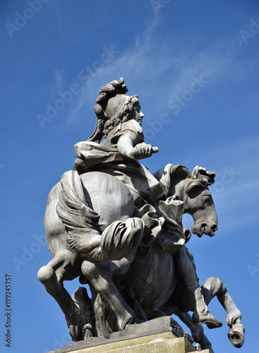 Statue équestre de Louis XIV cour Napoléon à Paris, France