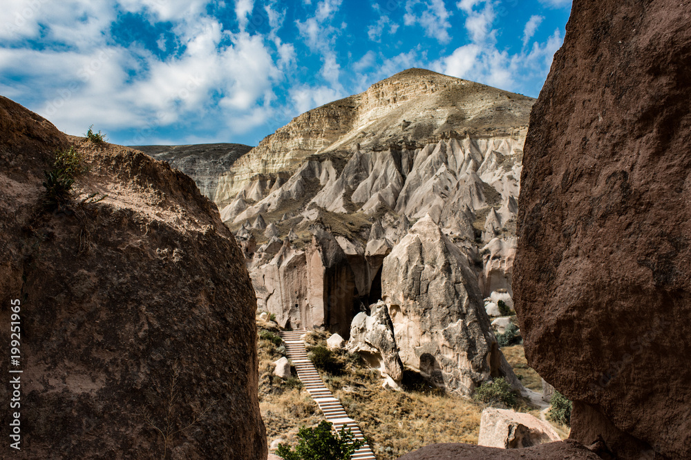 Eine schöne Aussicht zwischen zwei Bergen die den Weg zu einem Haus in Cappadocia Zelda  Valleyaus zeigen  