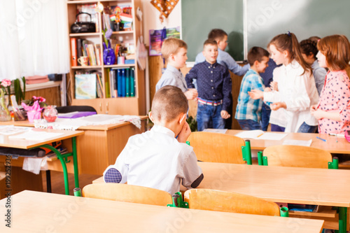 Cuadro en lienzo Lonely sad boy at the classroom