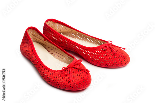Zapatos rojos de mujer taco bajo sobre fondo blanco aislado. Vista superior Photo | Adobe Stock