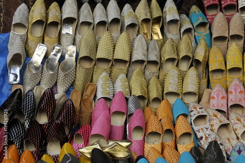 Typische Schuhe in einem Geschäft in den Souks von Marrakesch zum Verkauf ausgestellt, Marokko, Afrika