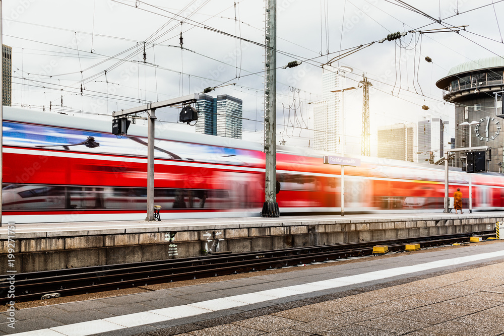 Regionalzug fährt durch Frankfurter Bahnhof