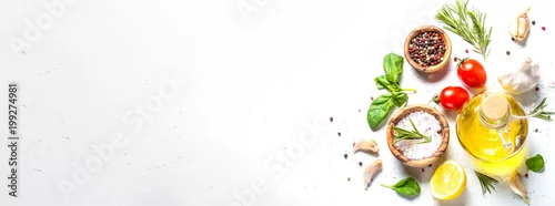 Obraz Przyprawy, zioła i oliwa z oliwek na białym kamiennym stole.