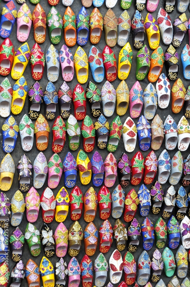 Babuschen, traditonelle Schuhe zum Verkauf an einem Stand im Souk, Basar, Essaouria, Marokko, Afrika