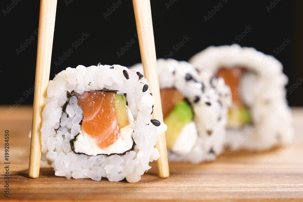 Stickers pour porte Coup de macro de sushi, sashimi, uramaki et nighiri.  plat typiquement japonais composé de riz, de saumon ou de thon, de  crevettes et d&#39;œufs de poisson trempés dans du