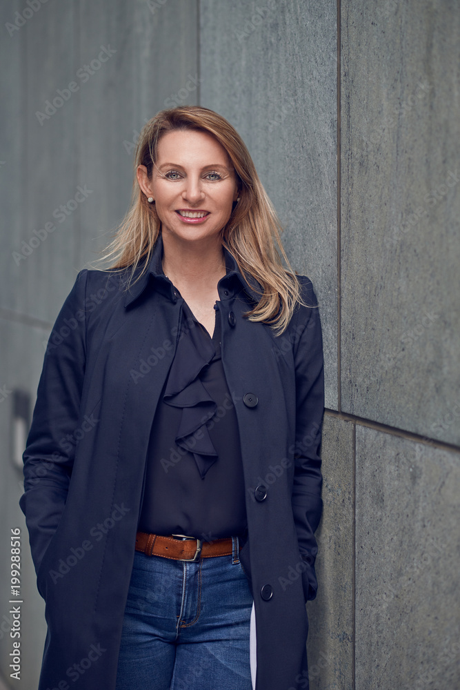 Bewerbungsfoto einer erfolgreichen blonden Frau Bewerbungsfoto einer erfolgreichen blonden Frau