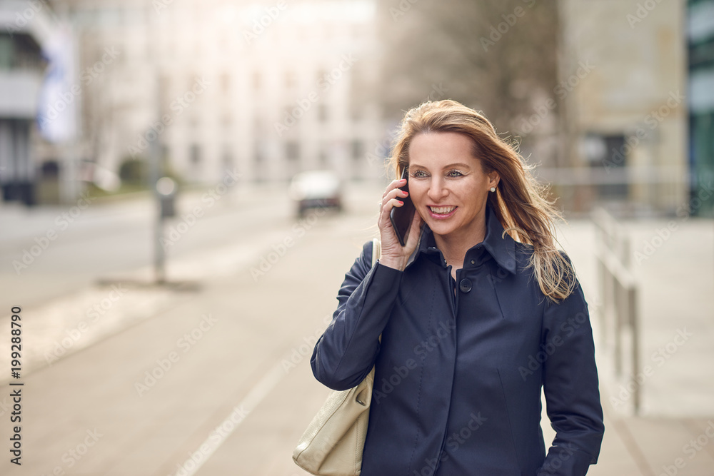 Attraktive Geschäftsfrau telefoniert mit ihrem Smartphone
