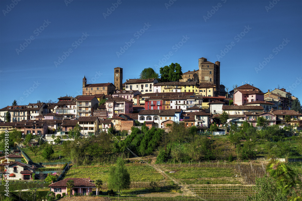 Φωτογραφία Langhe – Roddi - View of the town of Roddi, in the Langhe, in Piedmont, surmonted by the castle