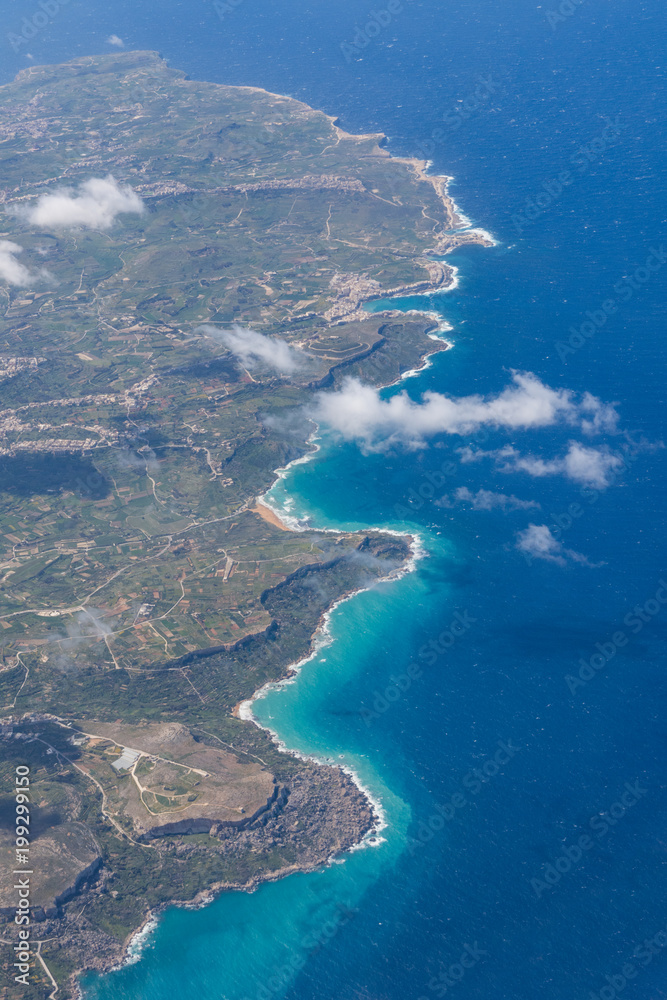 Veduta aerea delle coste frastagliate dell'isola di Malta