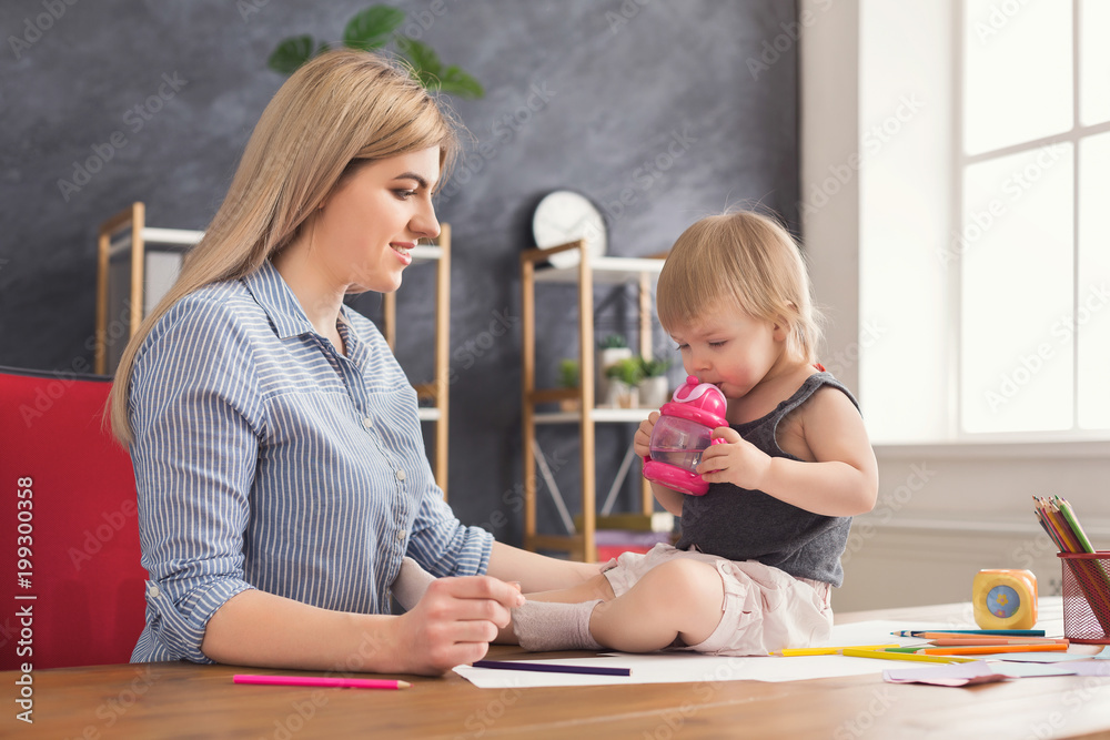 Naklejka premium Mother drawing with her daughter
