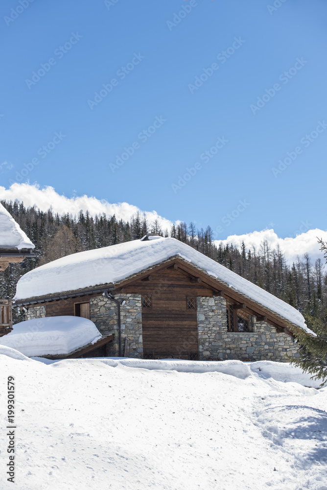 Baita di montagna sulla neve