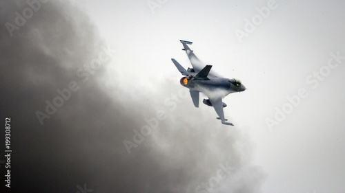 Valokuva Explosion smoke fighter jet