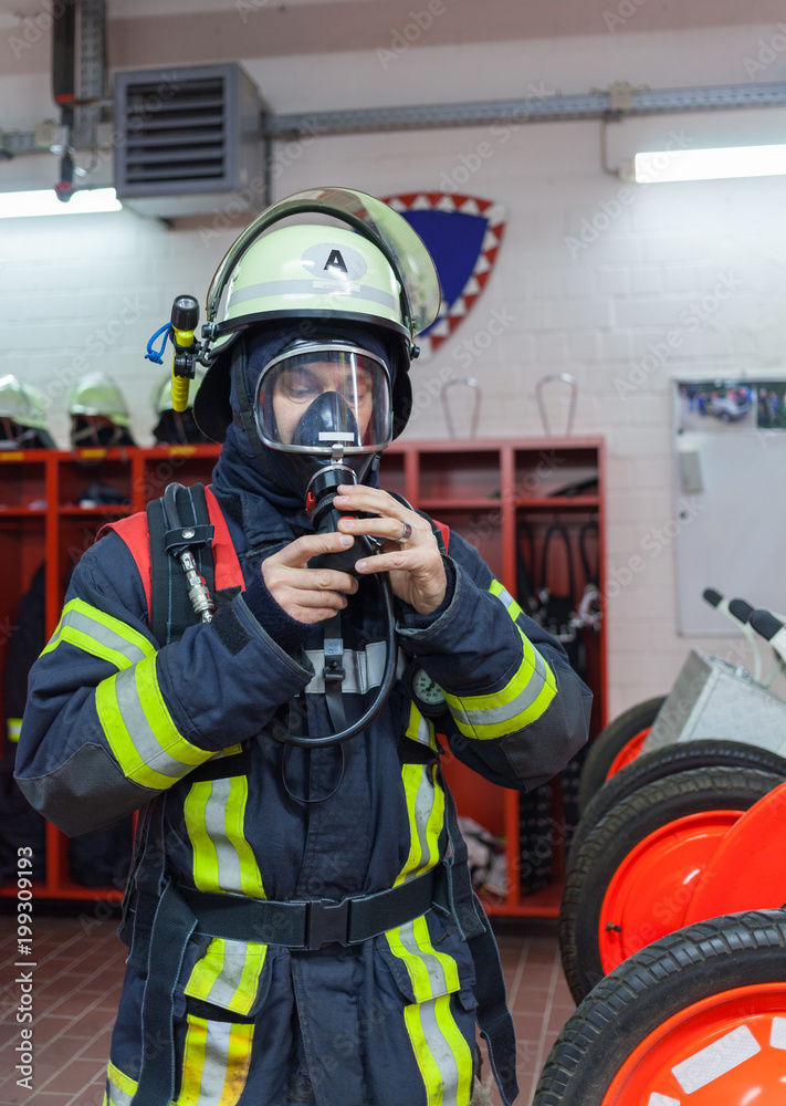 Feuerwehrmann übt den Einsatz mit Atemschutzmaske - Serie Feuerwehr  Stock-Foto | Adobe Stock
