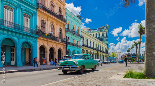 HDR - Grüner Oldtimer fährt auf der Hauptstraße in Havanna Stadt Kuba an der historischen Häuserfront vorbei - Serie Kuba Reportage