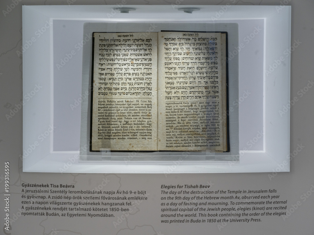 Obraz premium Close-up of holy book in Jewish Museum, Great Synagogue, Dohany Street, Budapest, Hungary
