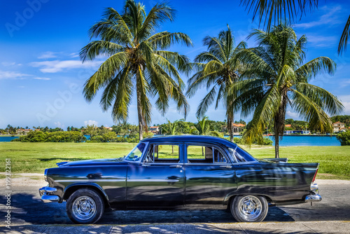 HDR - Schwarzer amerikanischer Oldtimer parkt unter blauem Himmel nahe des Strandes in Varadero Kuba - HDR - Serie Cuba Reportage © mabofoto@icloud.com