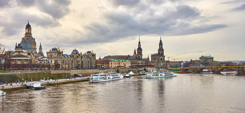 Obraz premium Scenic autumn view of the old town architecture with Elbe river embankment in Dresden, Saxony, Germany