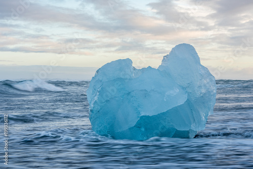 blauer Eisberg schwimmend auf dem Meer