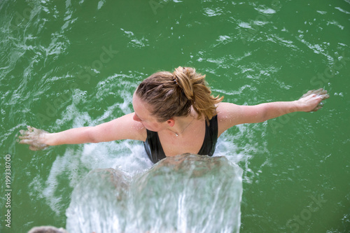 Frau in Badeanzug in Therme genießt natürliches Wasser
