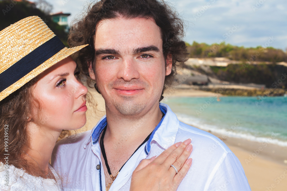 Obraz premium Wedding couple just married holds hands and walking at beach