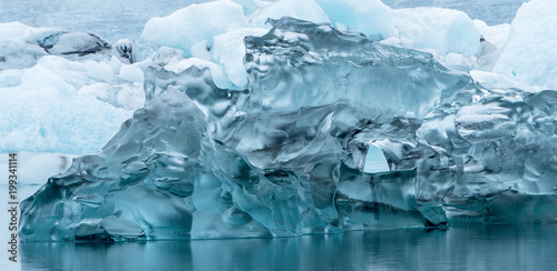 große blaue Eisformation auf dem Wasser © natros