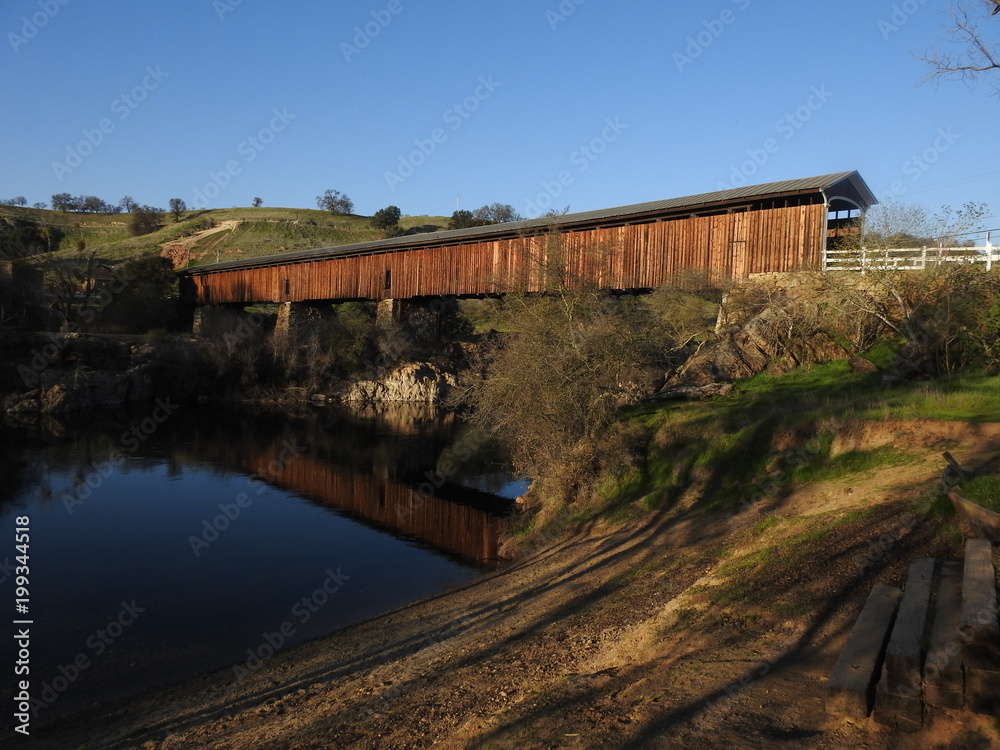Obraz premium Knights Ferry Covered Bridge