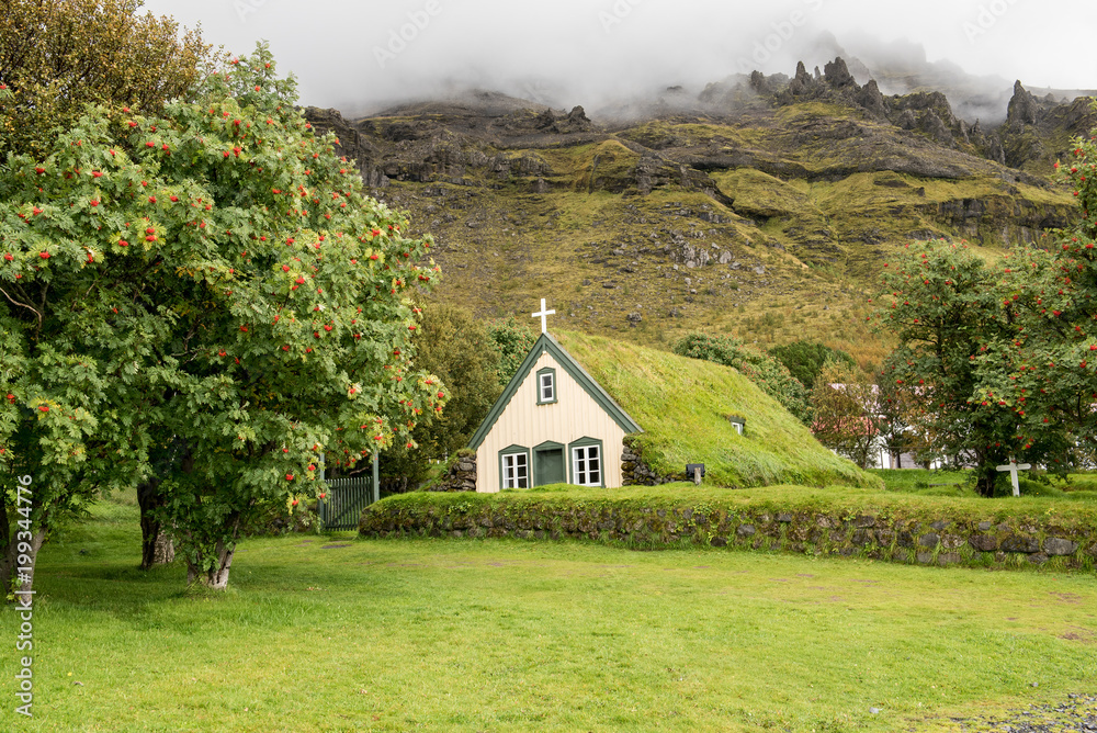 kleine Kirche mit grün bewachsenem Dach in Berglandschaft kleine Kirche mit grün bewachsenem Dach in Berglandschaft