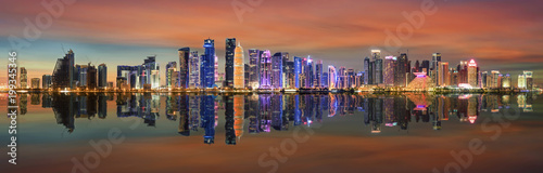 Die moderne Skyline von Doha, Katar, während eines bewölkten Sonnenunterganges